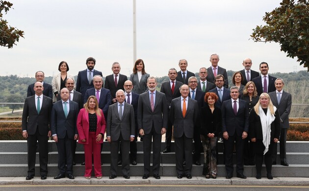 Don Felipe acompañado por los asistentes a la audiencia 