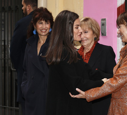 Su Majestad la Reina recibe el saludo de la directora de APRAMP, Rocío Mora