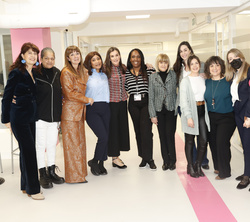 Fotografía de grupo de Su Majestad la Reina con miembros del equipo técnico de la entidad y supervivientes, participantes en la mesa de trabajo 