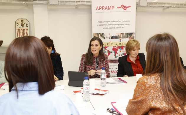 Su Majestad la Reina en la mesa de trabajo con miembros del equipo técnico de la entidad y supervivientes