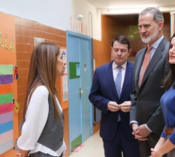 Los Reyes conversan con la directora del CEIP “Gumersindo Azcárate”, Pilar Bahamonde