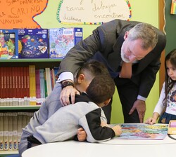 Don Felipe con los niños en la Biblioteca 2030 del CEIP “Gumersindo Azcárate”