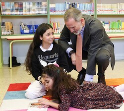 El Rey con las niñas en la Biblioteca 2030
