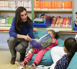 Doña Letizia interactua con los ñiños durante la visita