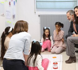 Los Reyes durante la visita con los niños