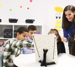 Doña Letizia en la clase con los niños