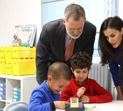 Don Felipe y Doña Letizia con los niños durante el recorrido por el CEIP “Gumersindo Azcárate”
