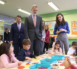 Los Reyes durante el recorrido por el CEIP “Gumersindo Azcárate”