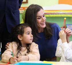 Doña Letizia comparte un momento con los niños durante la visita