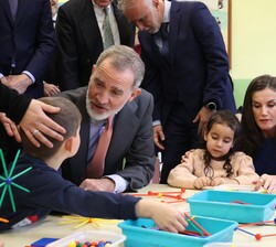 Los Reyes durante el recorrido por el CEIP “Gumersindo Azcárate” con los niños en la clase