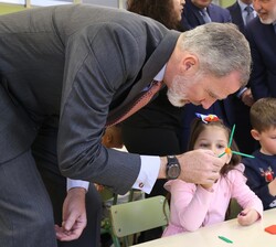 Don Felipe y los niños durante la visita