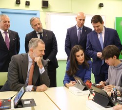 Don Felipe y Doña Letizia con los estudiantes del CEIP “Gumersindo Azcárate” durante la visita