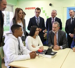 Don Felipe y Doña Letizia conversan con los alumnos durante la visita