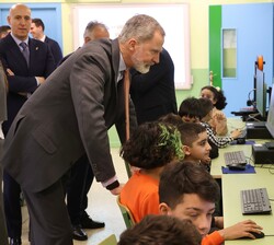 Don Felipe en el Aula de Informática con los alumnos