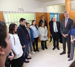Don Felipe y Doña Letizia con el personal no docente del centro