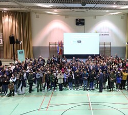 Fotografía de grupo de Don Felipe y Doña Letizia con los asistentes a la entrega del del “Premio Princesa de Girona Escuela del año 2022” 