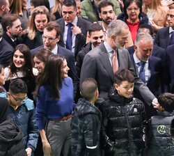 Don Felipe y Doña Letizia durante el encuentro con los asistentes a la entrega del del “Premio Princesa de Girona Escuela del año 2022”