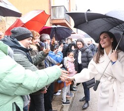 La Reina al finalizar el acto recibe el cariño de los vecinos de León
