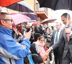 Don Felipe recibe el saludo cariñoso de los vecinos de León