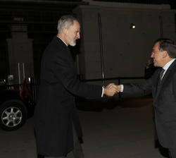 Su Majestad el Rey es recibido por el ministro de Asuntos Exteriores, Unión Europea y Cooperación, José Manuel Albares