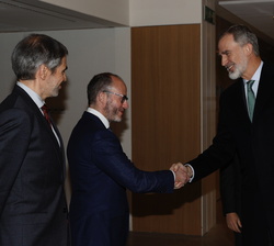 Su Majestad el Rey recibe el saludo del secretario de Estado de Asuntos Exteriores y Globales, Diego Martínez Belío