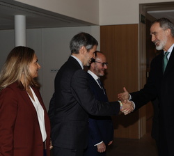 Su Majestad el Rey recibe el saludo del secretario de Estado para la Unión Europea, Fernando Sampedro