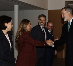 Su Majestad el Rey recibe el saludo de la secretaria de Estado para Iberoamérica y el Caribe y el Español en el Mundo, Susana Sumelzo