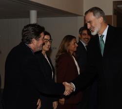 Su Majestad el Rey recibe el saludo del director del Instituto Cervantes, Luis García Montero