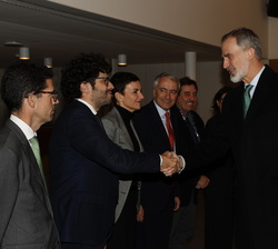 Su Majestad el Rey recibe el saludo del director de la Agencia Española de Cooperación Internacional para el Desarrollo, Antón Leis