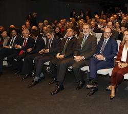 Su Majestad el Rey en primera fila de asientos al comienzo del acto