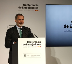 Su Majestad el Rey durante su intervención en la clausura de la Conferencia de Embajadores