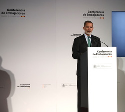 Su Majestad el Rey durante su intervención en la clausura de la Conferencia de Embajadores