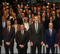 Fotografía de grupo de Su Majestad el Rey con las autoridades y los representantes diplomaticos participantes en la Conferencia de Embajadores