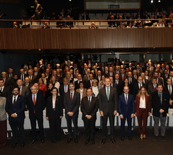 Fotografía de grupo de Su Majestad el Rey con las autoridades y los jefes de misión de España en el mundo participantes en la Conferencia de Embajador