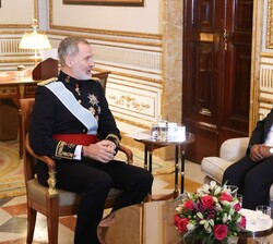 Su Majestad el Rey conversa con el embajador de la República de Angola, Anfredo Dombe, tras recibir las Cartas Credenciales