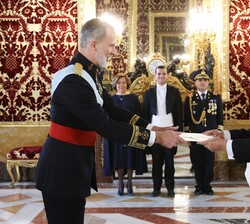 Su Majestad el Rey recibe en el Palacio Real de Madrid las Cartas Credenciales del embajador de la República de El Salvador, Joaquín Alexander Maza Ma