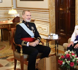 Su Majestad el Rey conversa con el embajador del Reino de Tailandia, Vosíta Vorasaph, tras recibir las Cartas Credenciales