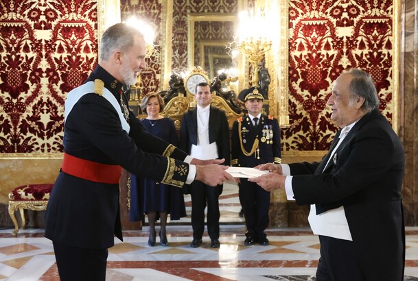 Su Majestad el Rey recibe en el Palacio Real de Madrid las Cartas Credenciales del embajador de la República de El Salvador, Joaquín Alexander Maza Ma