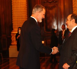 Don Felipe recibe el saludo de Su Excelencia Alejandro Giammattei, Presidente de la República de Guatemala, en el Salón de Banderas del Palacio Nacion