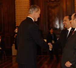 Su Majestad el Rey recibe el saludo del Ministro de Relaciones Exteriores de la República de Guatemala, Sr. Mario Búcaro, en el Salón de Banderas del 