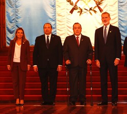Don Felipe junto al Presidente Constitucional de Guatemala, su Ministro de Relaciones Exteriores y autoridades españolas antes del inicio de la recepc