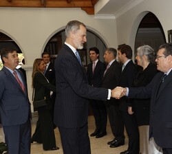 Su Majestad el Rey a su llegada a la Embajada de España en Guatemala para el encuentro con una representación de la colectividad española