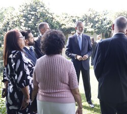 Su Majestad el Rey durante el encuentro que mantuvo con una representación de la colectividad española en la Embajada de España en Guatemala