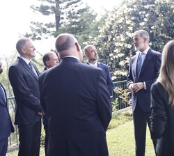 Su Majestad el Rey en la sede de la Embajada de España en Guatemala, donde pudo conversar con una representación de la colectividad española en Guatem