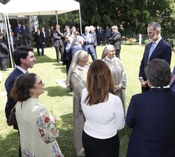 Su Majestad el Rey en la sede de la Embajada de España en Guatemala, donde pudo conversar con una representación de la colectividad española en Guatem
