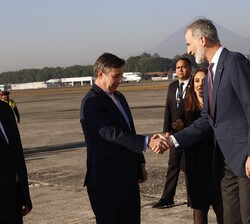 Su Majestad el Rey es recibido a su llegada al Aeropuerto Internacional La Aurora, en Ciudad de Guatemala, por el embajador de España en la República 