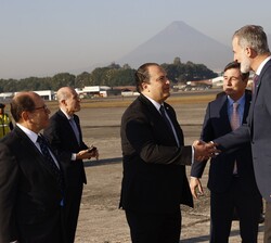 Su Majestad el Rey es recibido a su llegada al Aeropuerto Internacional La Aurora, en Ciudad de Guatemala, por el Ministro de Relaciones Exteriores de