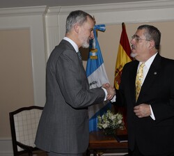 Su Majestad el Rey recibe el saludo de Su Excelencia César Bernardo Arévalo de León, Presidente electo de la República de Guatemala, en el Hotel Camin
