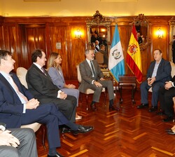 Su Majestad el Rey y el Presidente de la República de Guatemala durante la reunión que mantuvieron en la Casa Presidencial, acompañados de las delegac