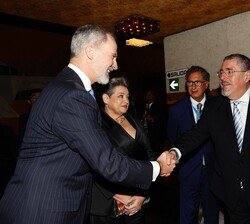 Su Majestad el Rey, a su llegada al Centro Cultural Miguel Ángel Asturias, saluda a Su Excelencia César Bernardo Arévalo de León, Presidente de la Rep